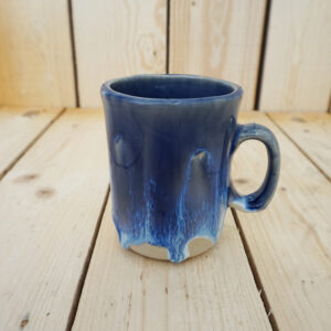 Handgegossene Keramiktasse „Meeresbrise“ mit blauem Farbverlauf